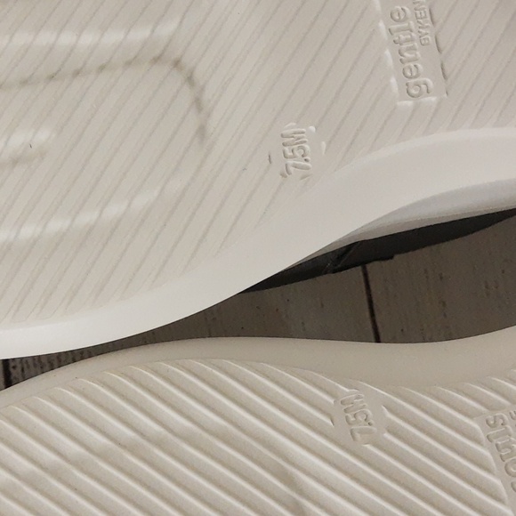 Gentle Souls by Kenneth Cole Rosette Platform Slip On Sneaker Pewter 7.5 - Picture 9 of 15